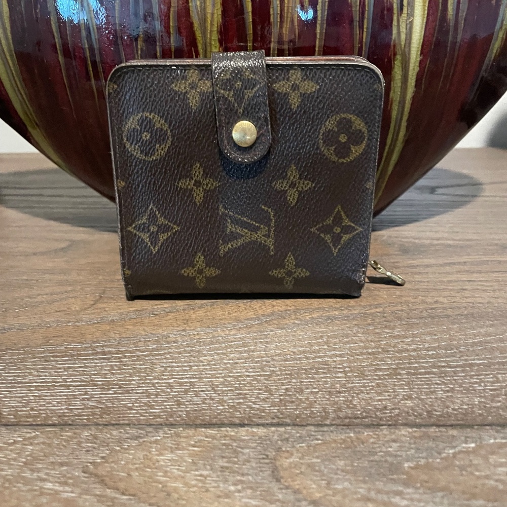 ***SORRY THIS ITEM SOLD*** Authentic LV Zip Monogram Wallet